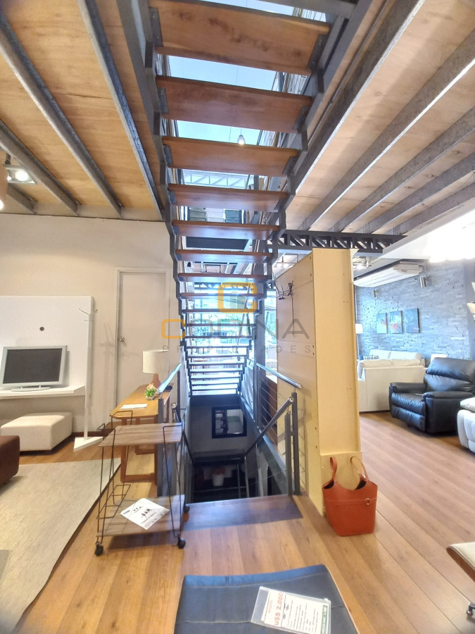 Local Comercial ID.898 - Excelente Local En Alquiler, 2 Plantas, Garage para 6 Autos y Depósito - 21 de Setiembre -Zona Punta Carretas.