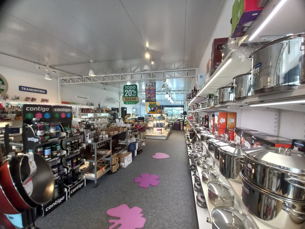 Local Comercial ID.898 - Excelente Local En Alquiler, 2 Plantas, Garage para 6 Autos y Depósito - 21 de Setiembre -Zona Punta Carretas.