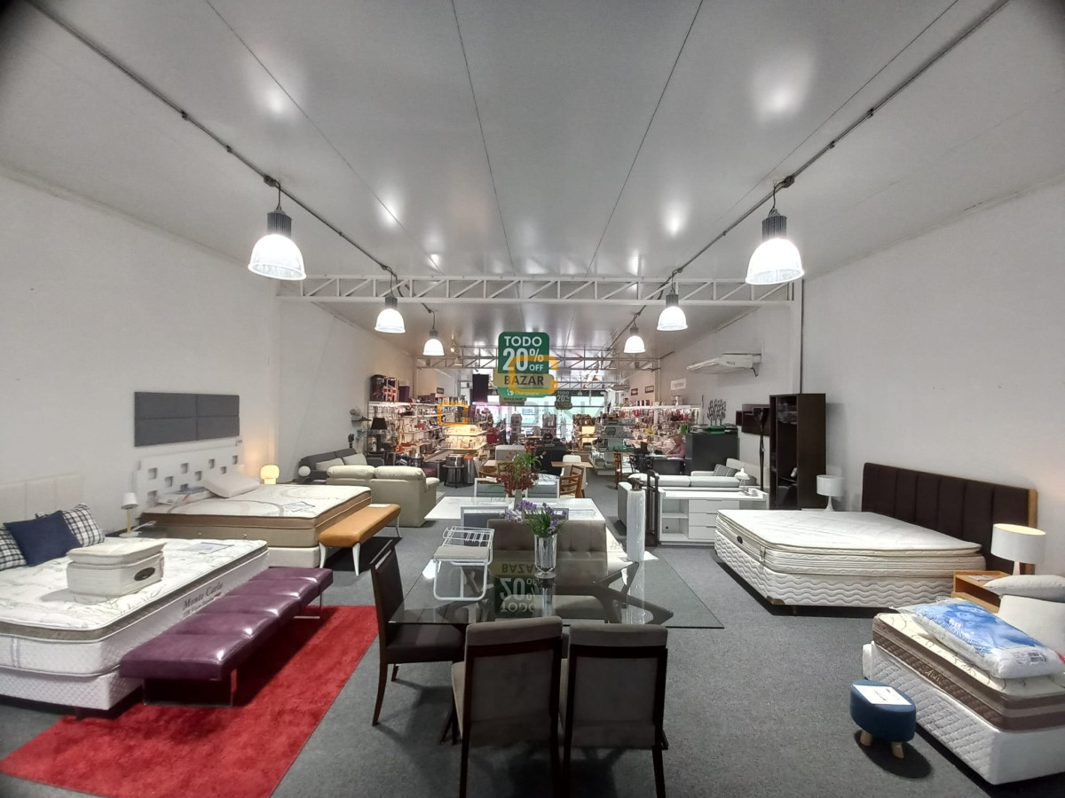 Local Comercial ID.898 - Excelente Local En Alquiler, 2 Plantas, Garage para 6 Autos y Depósito - 21 de Setiembre -Zona Punta Carretas.