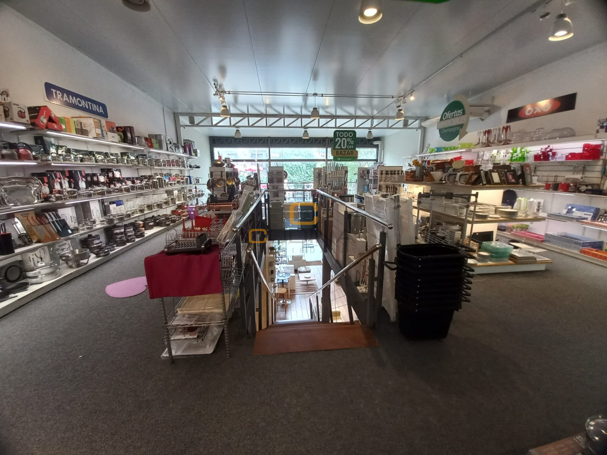 Local Comercial ID.898 - Excelente Local En Alquiler, 2 Plantas, Garage para 6 Autos y Depósito - 21 de Setiembre -Zona Punta Carretas.