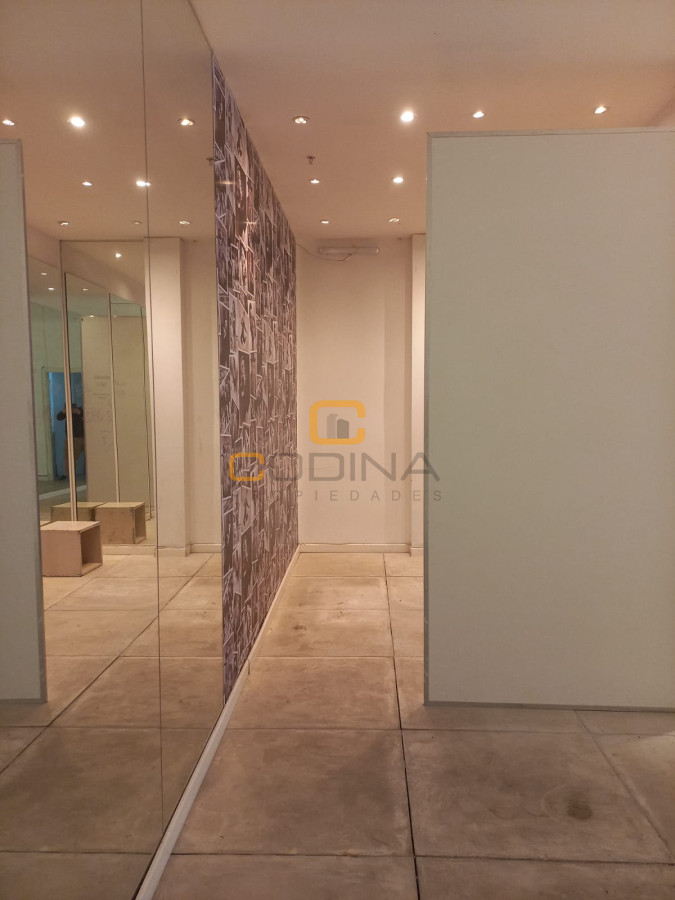 Local Comercial ID.899 - Traspaso De Alquiler, 1 Plantas  Libre,  Baño y Depósito - Luis De La Torre-Zona Punta Carretas.