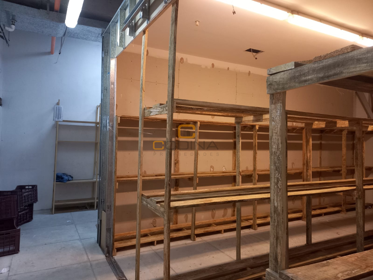 Local Comercial ID.899 - Traspaso De Alquiler, 1 Plantas  Libre,  Baño y Depósito - Luis De La Torre-Zona Punta Carretas.