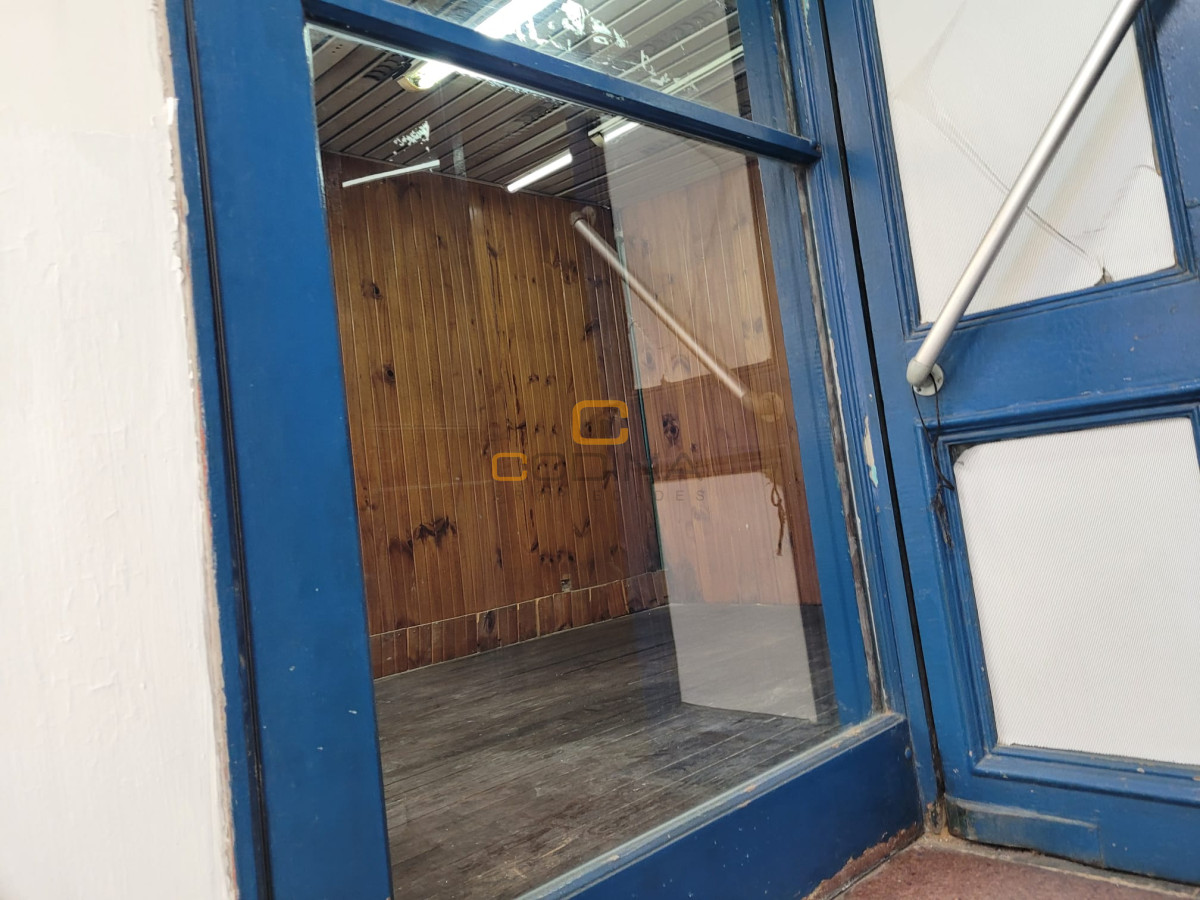 Local Comercial ID.1248 - Local En Alquiler 1 Baños, Vidriera Expositora Y Dos Ambientes - Julio Herrera Y Obes - Centro. 