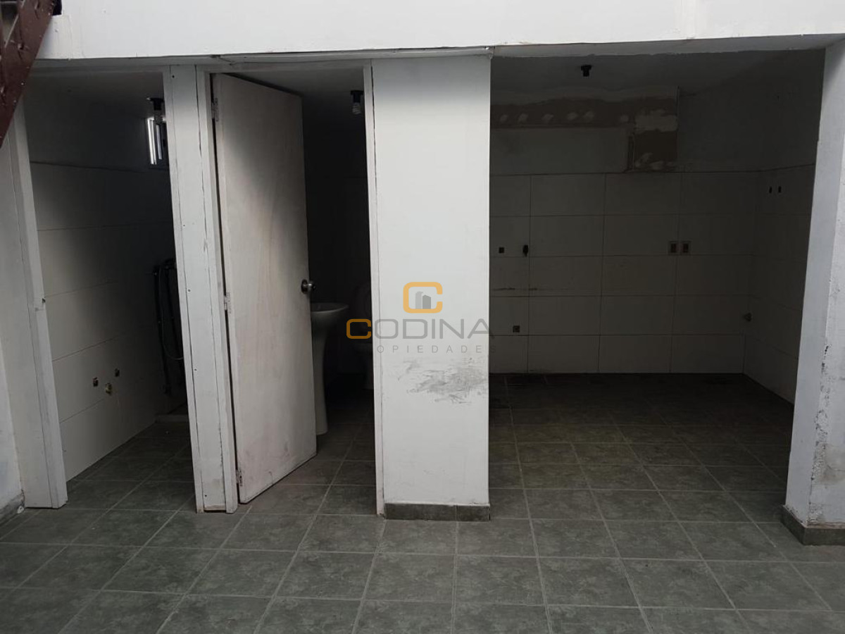 Local Comercial ID.1481 - ALQUILER LOCAL OCHO AMBIENTES DOS BAÑOS Y COCINA CENTRO