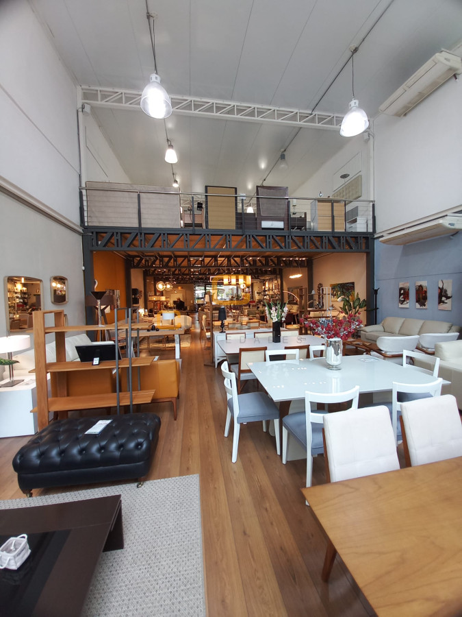 Local Comercial ID.898 - Excelente Local En Alquiler, 2 Plantas, Garage para 6 Autos y Depósito - 21 de Setiembre -Zona Punta Carretas.