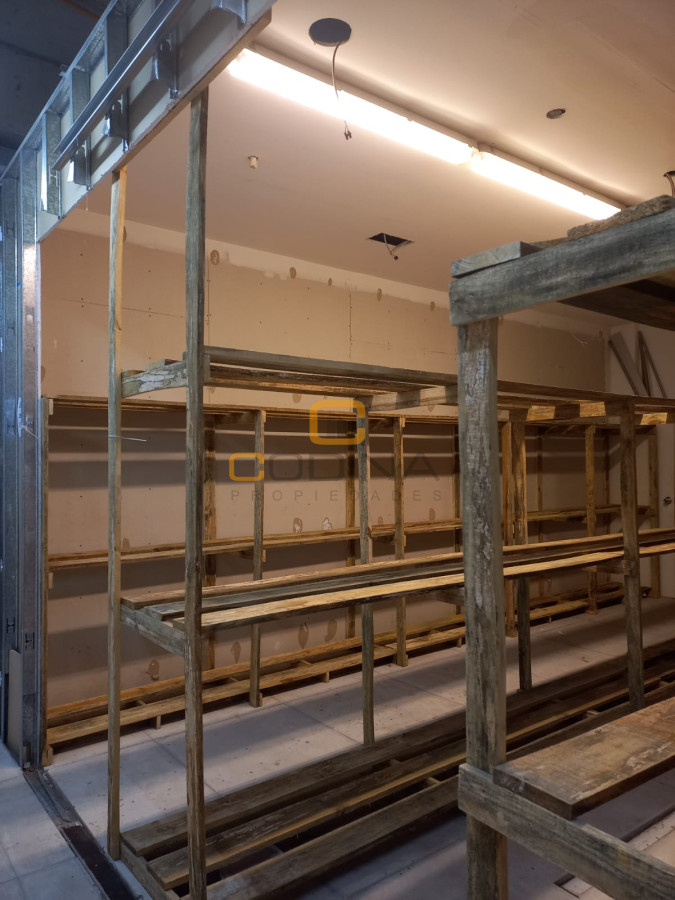 Local Comercial ID.899 - Traspaso De Alquiler, 1 Plantas  Libre,  Baño y Depósito - Luis De La Torre-Zona Punta Carretas.