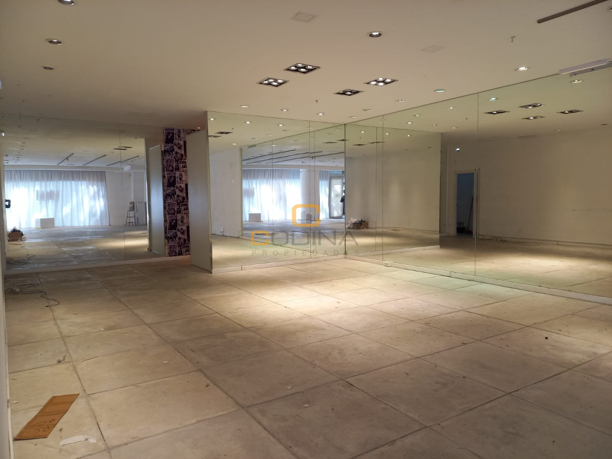 Local Comercial ID.899 - Traspaso De Alquiler, 1 Plantas  Libre,  Baño y Depósito - Luis De La Torre-Zona Punta Carretas.