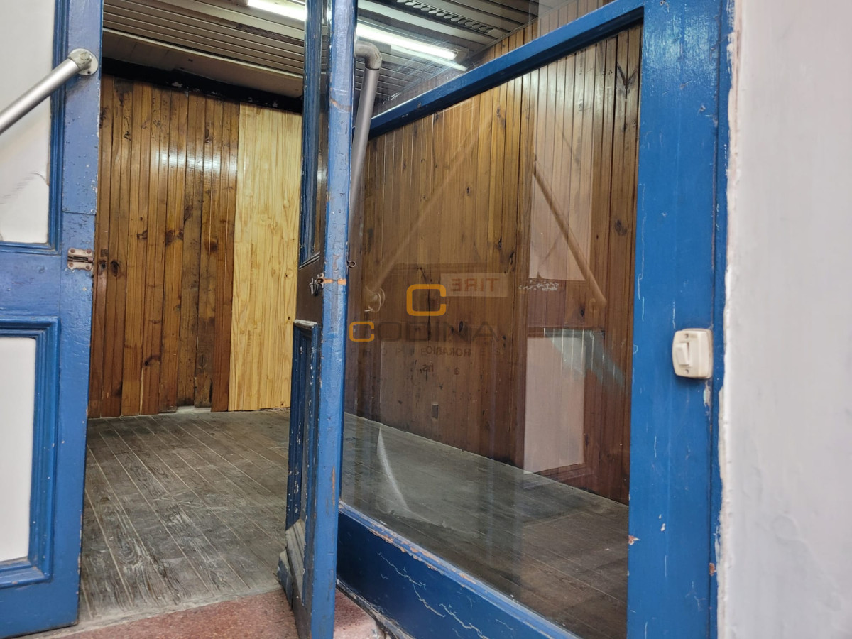 Local Comercial ID.1248 - Local En Alquiler 1 Baños, Vidriera Expositora Y Dos Ambientes - Julio Herrera Y Obes - Centro. 