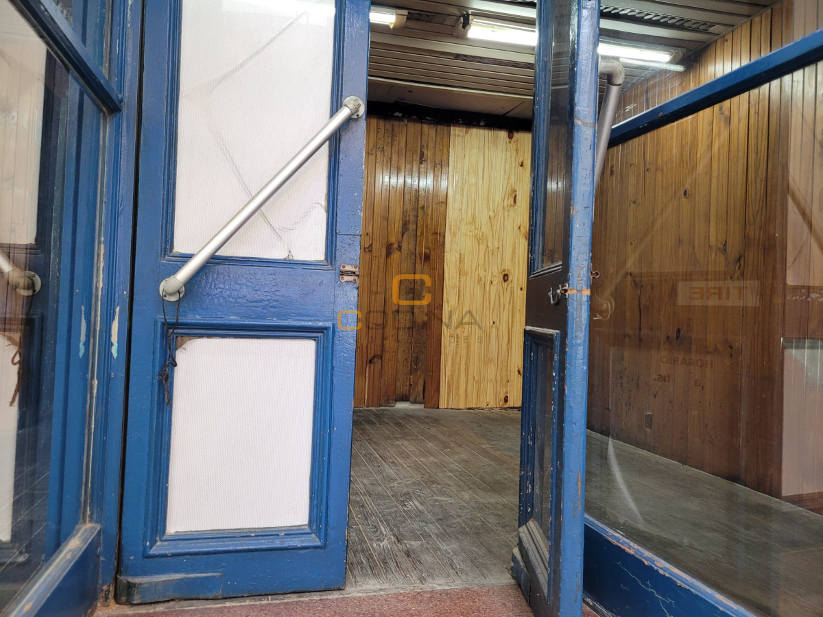 Local Comercial ID.1248 - Local En Alquiler 1 Baños, Vidriera Expositora Y Dos Ambientes - Julio Herrera Y Obes - Centro. 