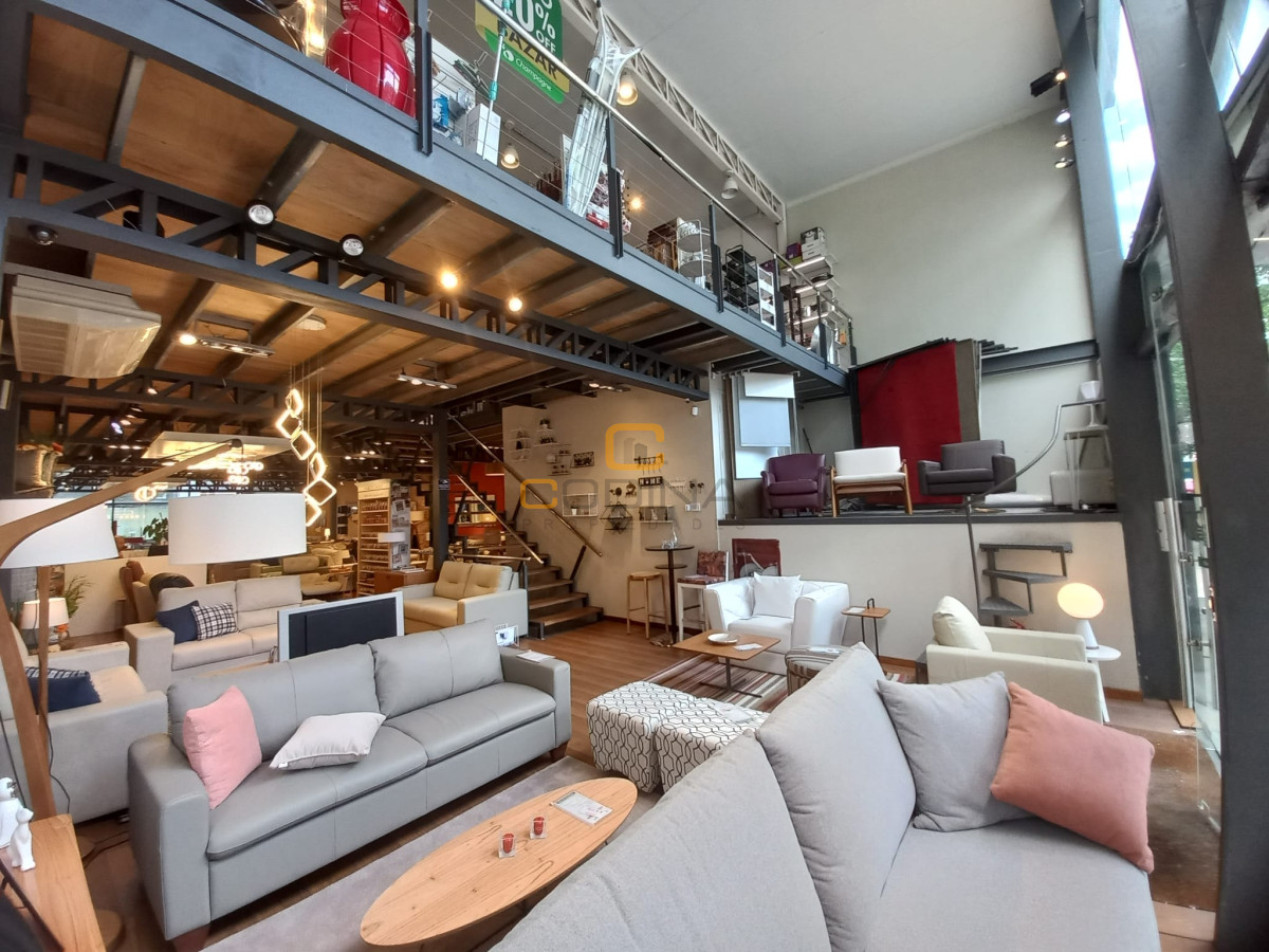 Local Comercial ID.898 - Excelente Local En Alquiler, 2 Plantas, Garage para 6 Autos y Depósito - 21 de Setiembre -Zona Punta Carretas.