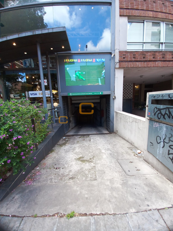 Local Comercial ID.898 - Excelente Local En Alquiler, 2 Plantas, Garage para 6 Autos y Depósito - 21 de Setiembre -Zona Punta Carretas.