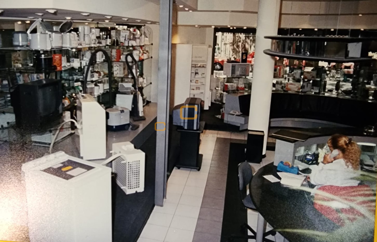 Local Comercial ID.886 - Local En Venta, 9 ambientes y 7 Baños -Colonia -Centro