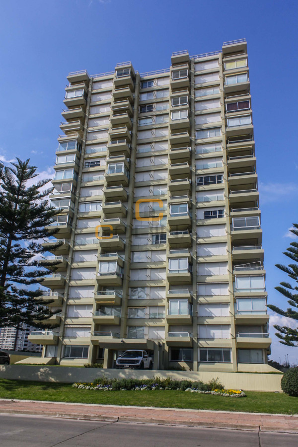 Apartamento ID.496 - La mejor ubicacion y vista de la Playa Mansa desde un piso 16 con 3 dormitorios