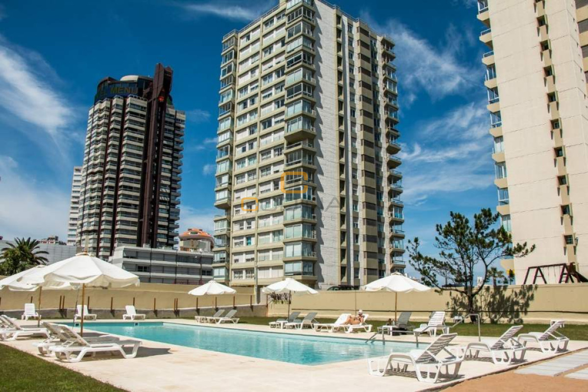 Apartamento ID.496 - La mejor ubicacion y vista de la Playa Mansa desde un piso 16 con 3 dormitorios