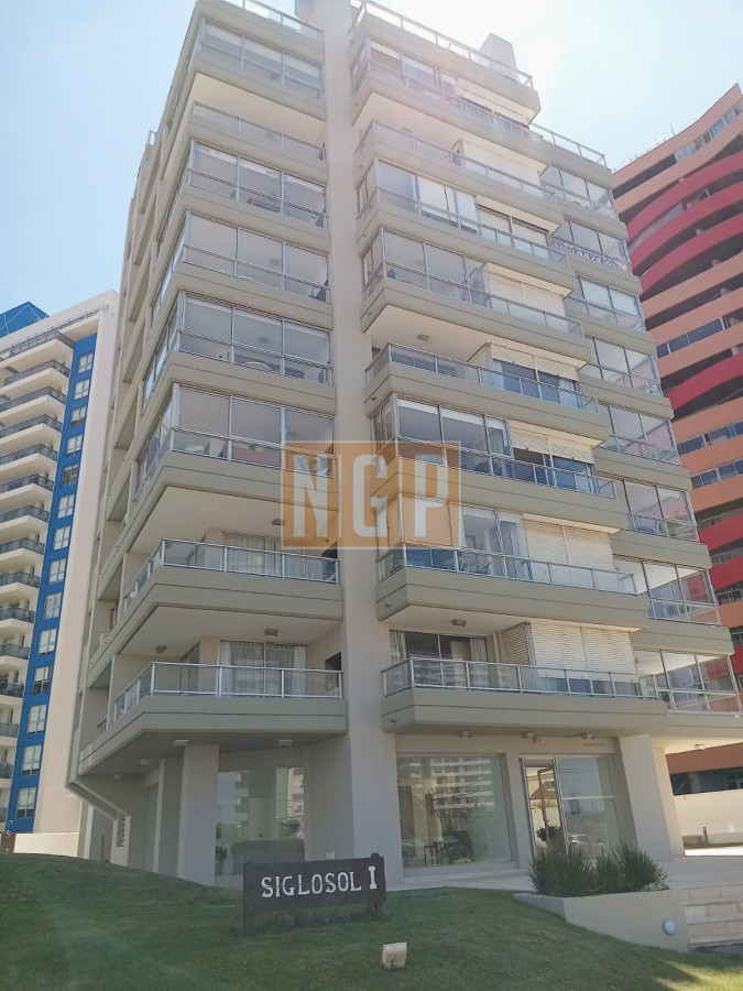 Venta de apartamento en Playa brava con parrillero propio