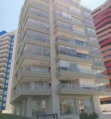 Venta de apartamento en Playa brava con parrillero propio