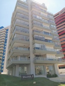 Venta de apartamento en Playa brava con parrillero propio