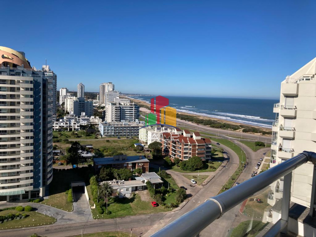 Apartamento en alquiler, con parrillero propio en Punta del Este - GAL1092A
