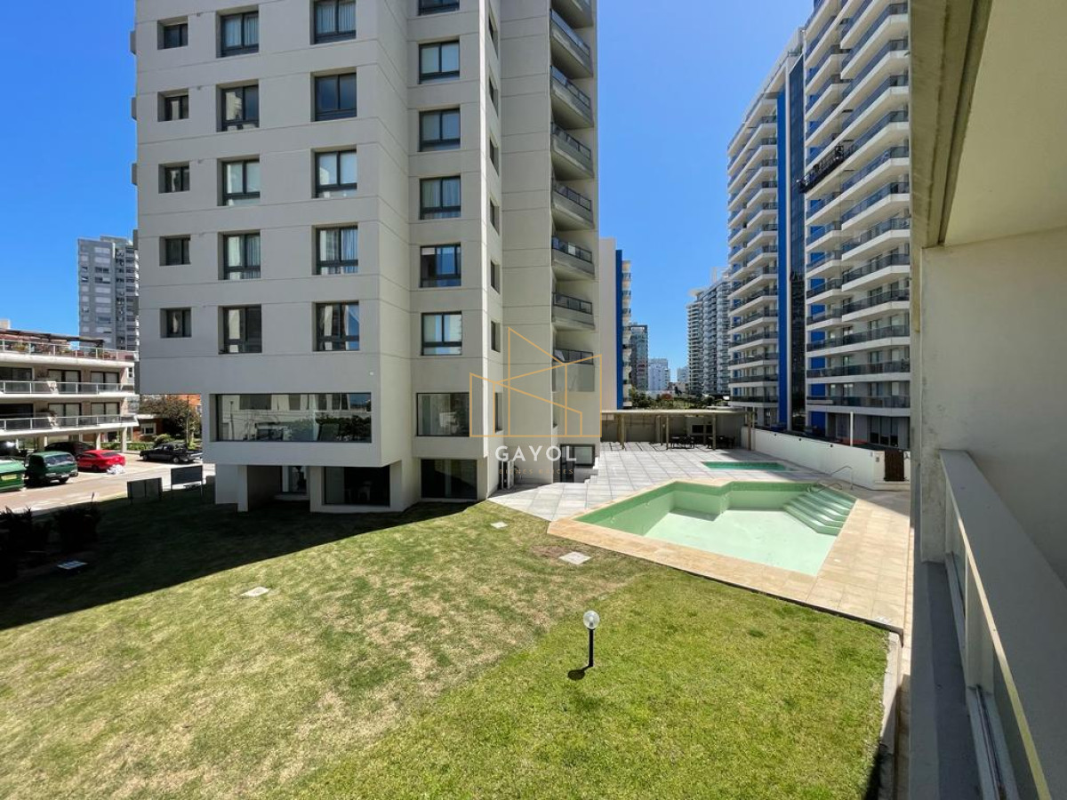 Apartamento ID.1005 - Apartamento en Punta del Este, alquiler, con parrillero propio, mucama y piscina