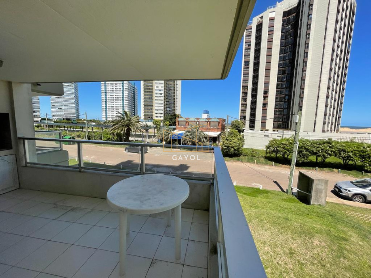 Apartamento ID.1005 - Apartamento en Punta del Este, alquiler, con parrillero propio, mucama y piscina