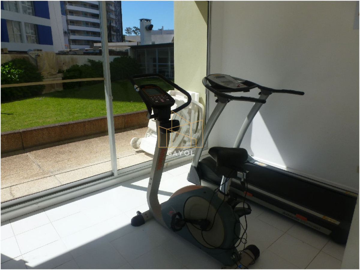 Apartamento ID.1005 - Apartamento en Punta del Este, alquiler, con parrillero propio, mucama y piscina