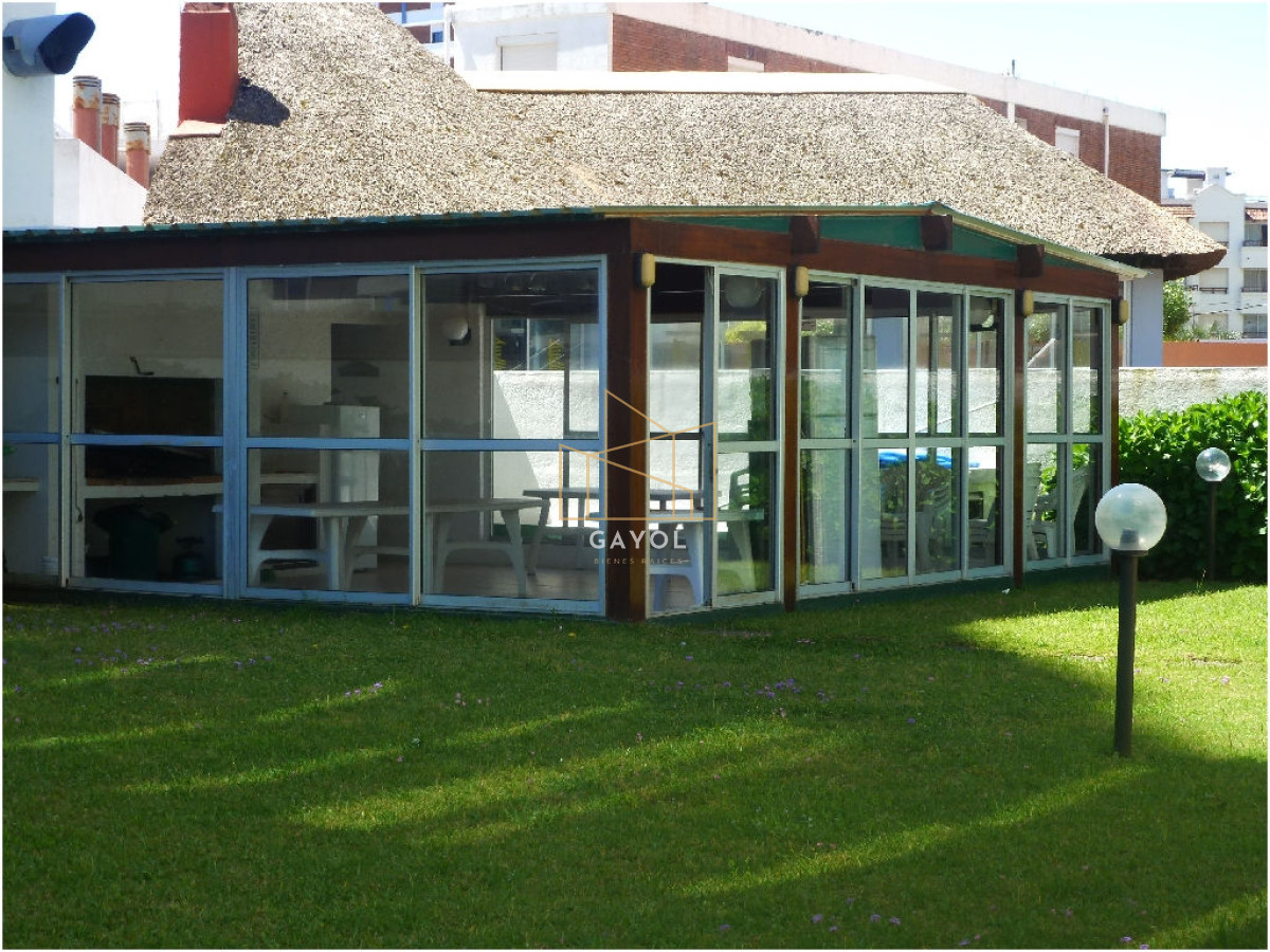 Apartamento ID.1005 - Apartamento en Punta del Este, alquiler, con parrillero propio, mucama y piscina