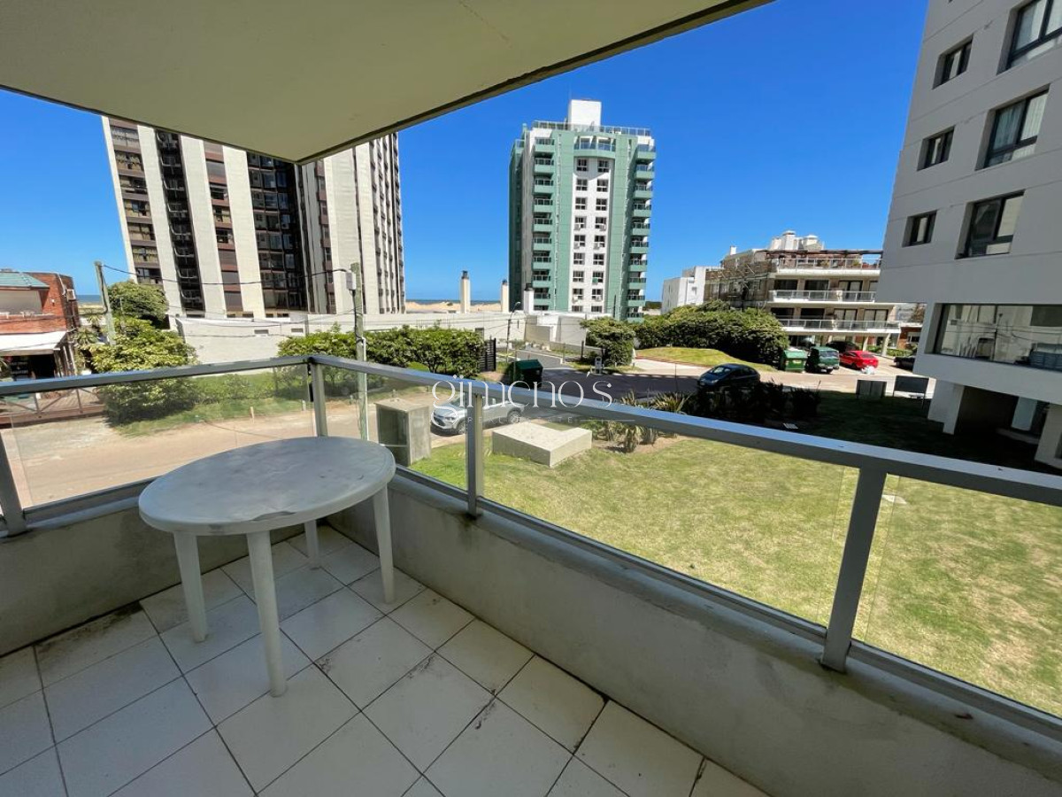 Apartamento ID.1304 - Apartamento en Punta del Este, alquiler, con parrillero propio, mucama y piscina