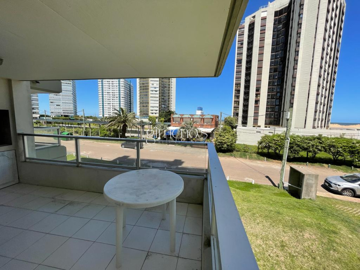 Apartamento ID.1304 - Apartamento en Punta del Este, alquiler, con parrillero propio, mucama y piscina