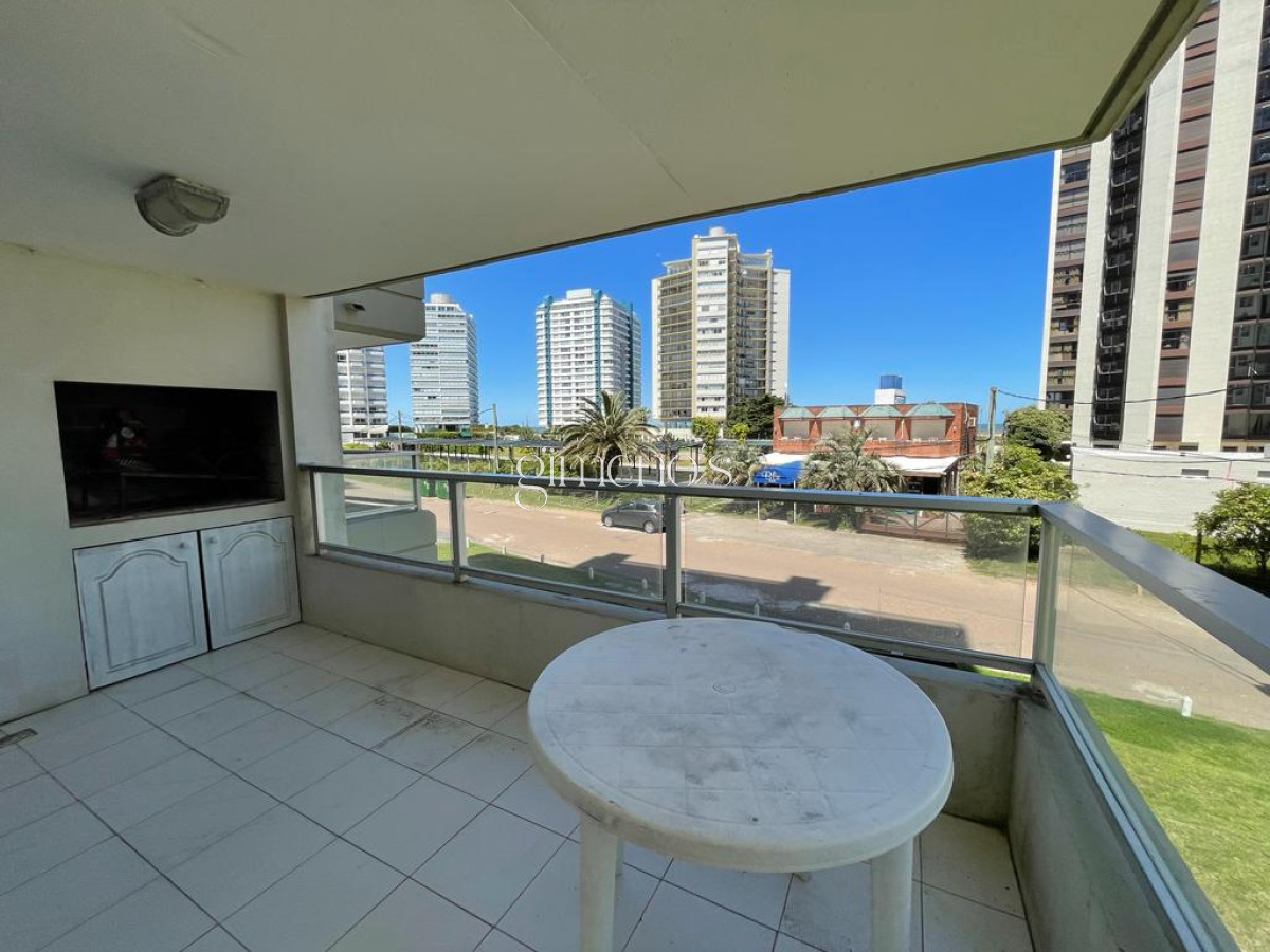 Apartamento ID.1304 - Apartamento en Punta del Este, alquiler, con parrillero propio, mucama y piscina