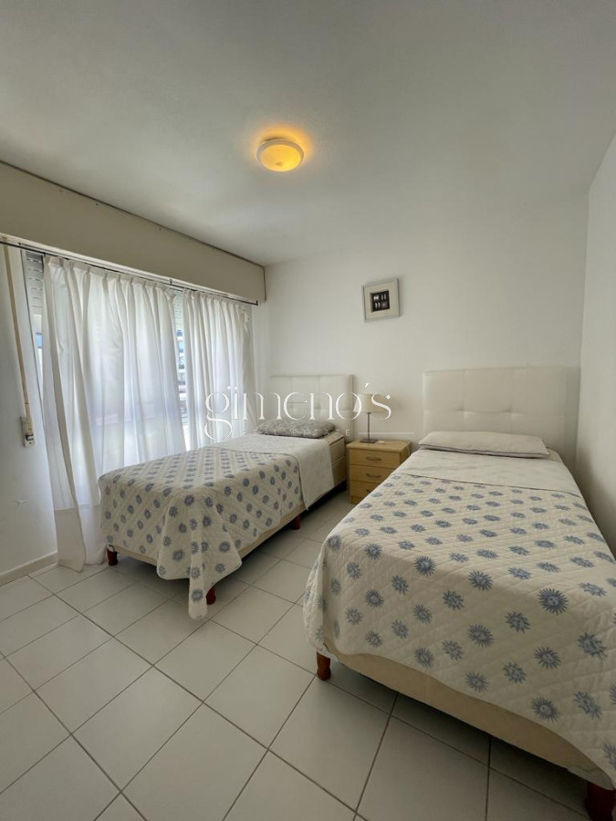 Apartamento ID.1304 - Apartamento en Punta del Este, alquiler, con parrillero propio, mucama y piscina
