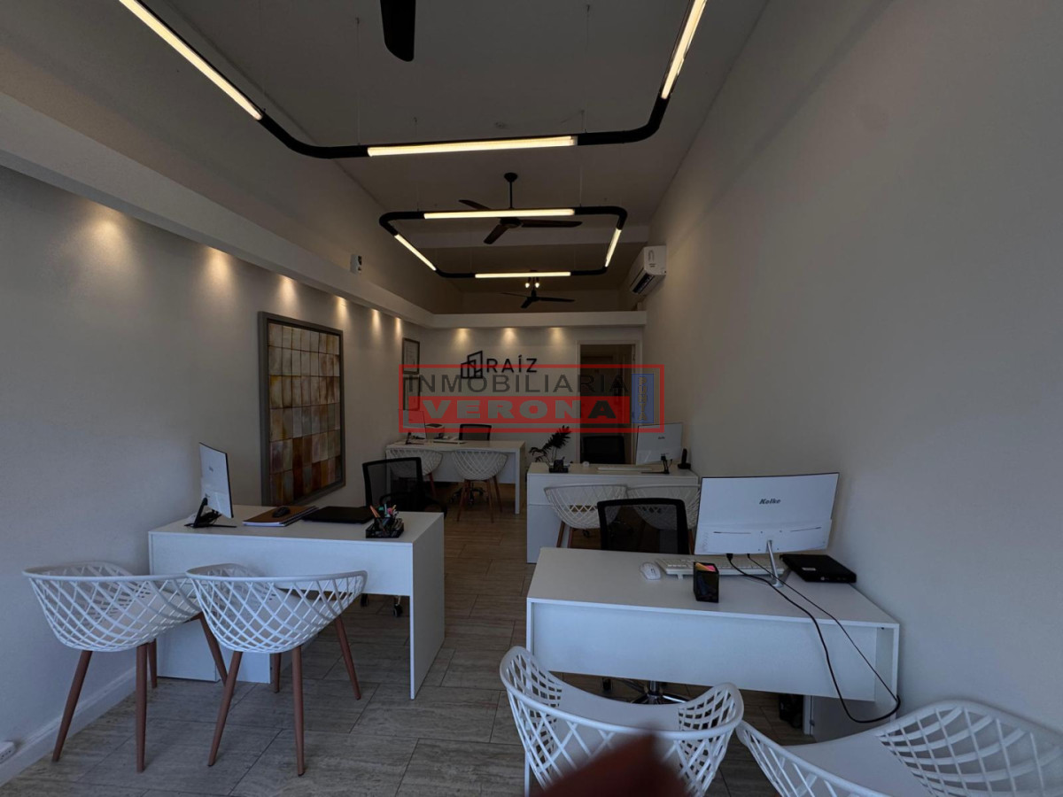 Local Comercial en Alquiler - Excelente Ubicación en la Península de Punta del Este - IVP9425L