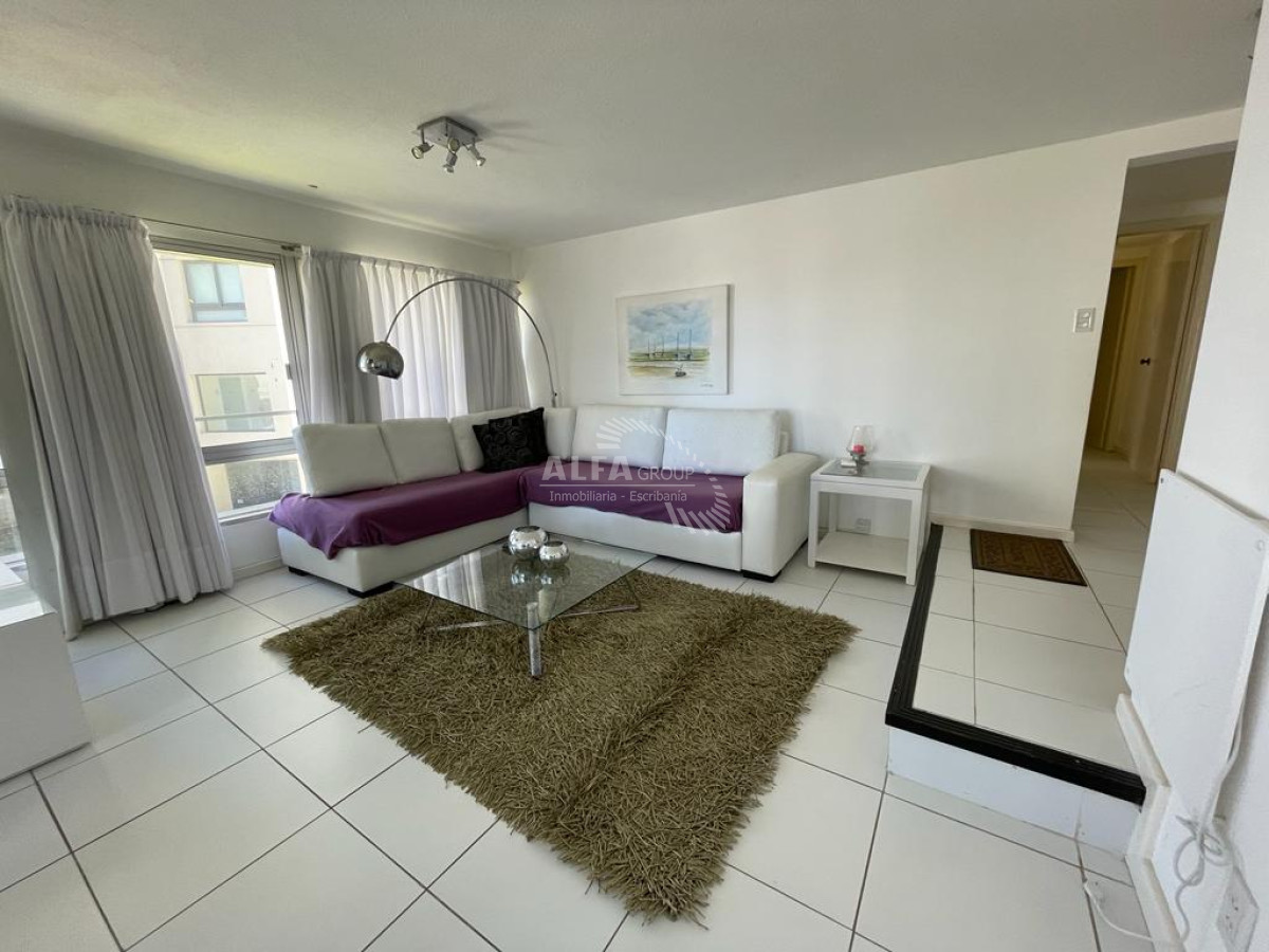 Apartamento en Punta del Este, alquiler invernal, con parrillero propio, mucama y piscina. - ALF54A