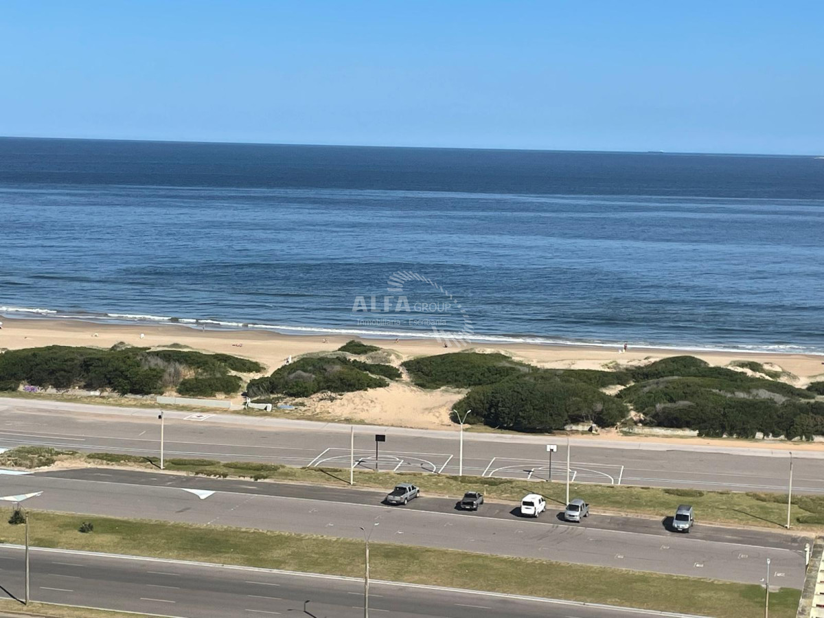 a metros del mar 