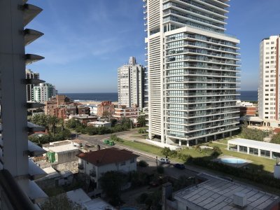 Apartamento en alquiler con vista al mar en Punta del Este. 