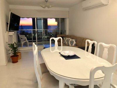 Departamento de 2 dormitorios en primera linea de Playa Mansa