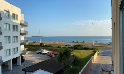 Apartamento en venta, frente al mar, playa Mansa, Punta del Este