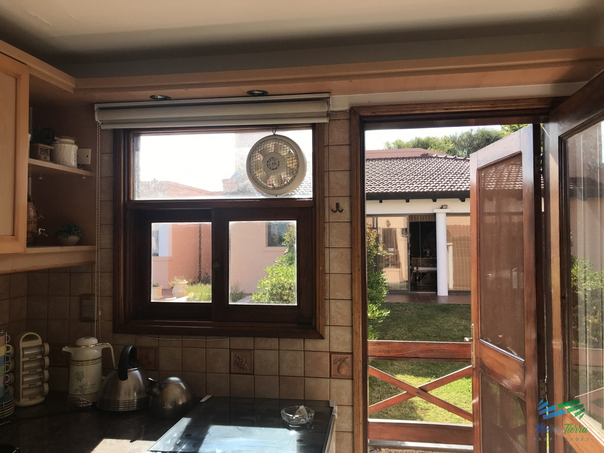 Casa ID.3137 - Estupenda esquina, vista al mar, en lote de doble con 4 dormitorios suite la mejor barbacoa de Manantiales piscina y jacuzzi exterior, 4 cuartos