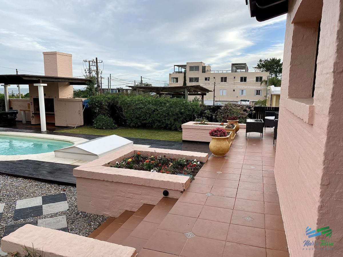 Casa ID.3137 - Estupenda esquina, vista al mar, en lote de doble con 4 dormitorios suite la mejor barbacoa de Manantiales piscina y jacuzzi exterior, 4 cuartos