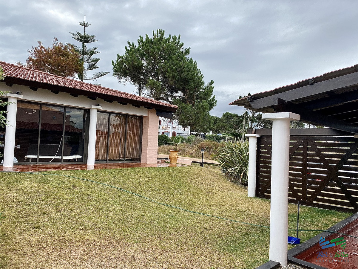 Casa ID.3137 - Estupenda esquina, vista al mar, en lote de doble con 4 dormitorios suite la mejor barbacoa de Manantiales piscina y jacuzzi exterior, 4 cuartos