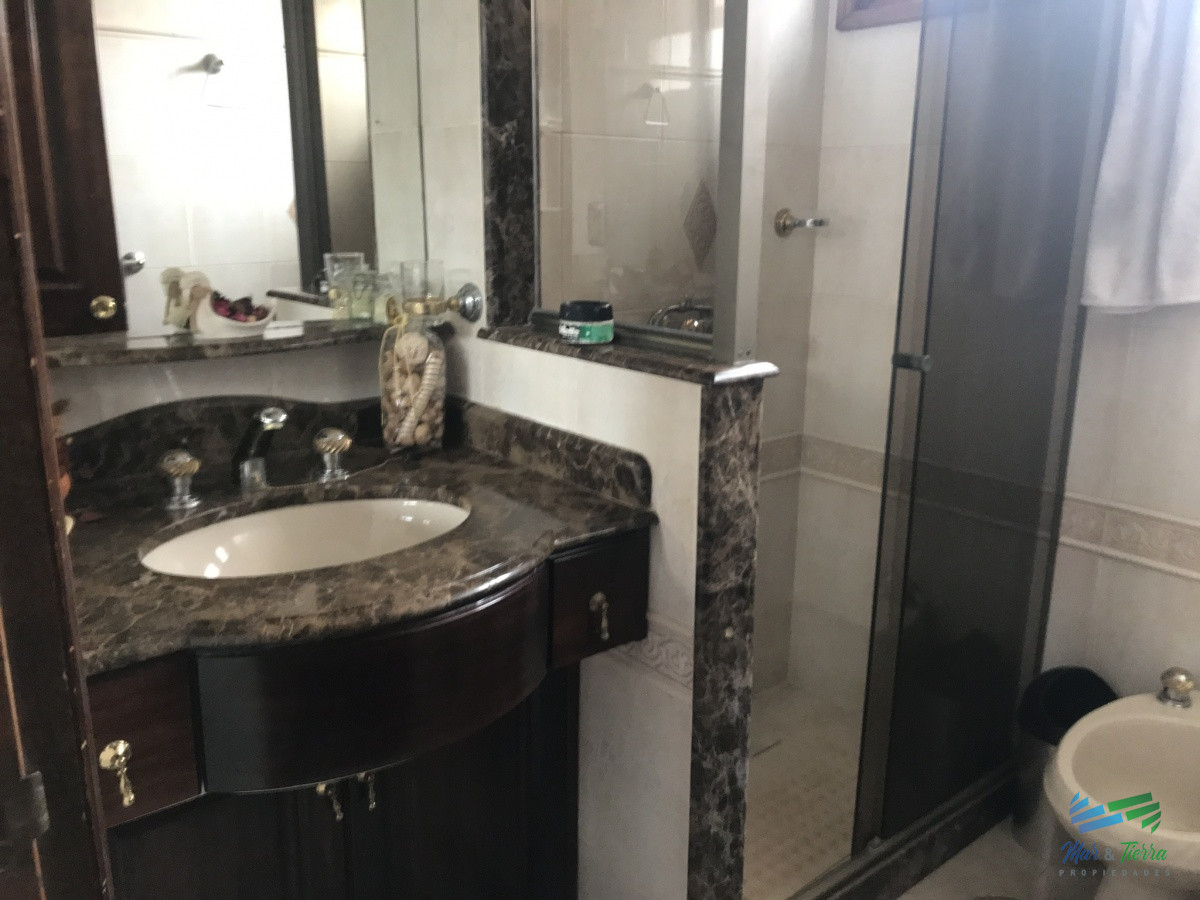 Casa ID.3137 - Estupenda esquina, vista al mar, en lote de doble con 4 dormitorios suite la mejor barbacoa de Manantiales piscina y jacuzzi exterior, 4 cuartos