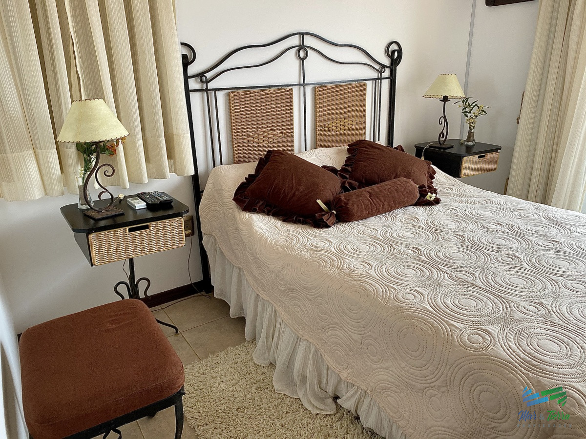Casa ID.3137 - Estupenda esquina, vista al mar, en lote de doble con 4 dormitorios suite la mejor barbacoa de Manantiales piscina y jacuzzi exterior, 4 cuartos