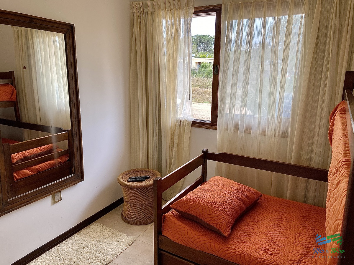 Casa ID.3137 - Estupenda esquina, vista al mar, en lote de doble con 4 dormitorios suite la mejor barbacoa de Manantiales piscina y jacuzzi exterior, 4 cuartos