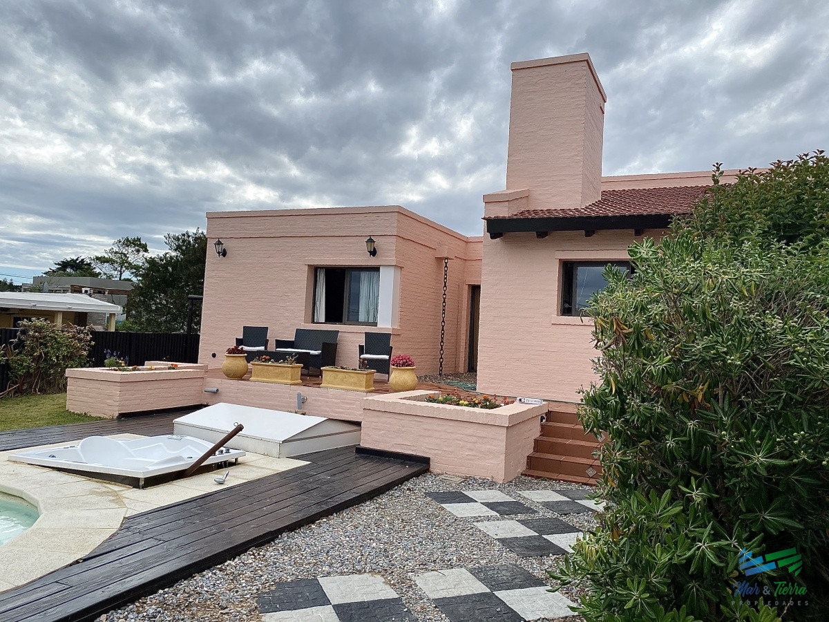 Casa ID.3137 - Estupenda esquina, vista al mar, en lote de doble con 4 dormitorios suite la mejor barbacoa de Manantiales piscina y jacuzzi exterior, 4 cuartos