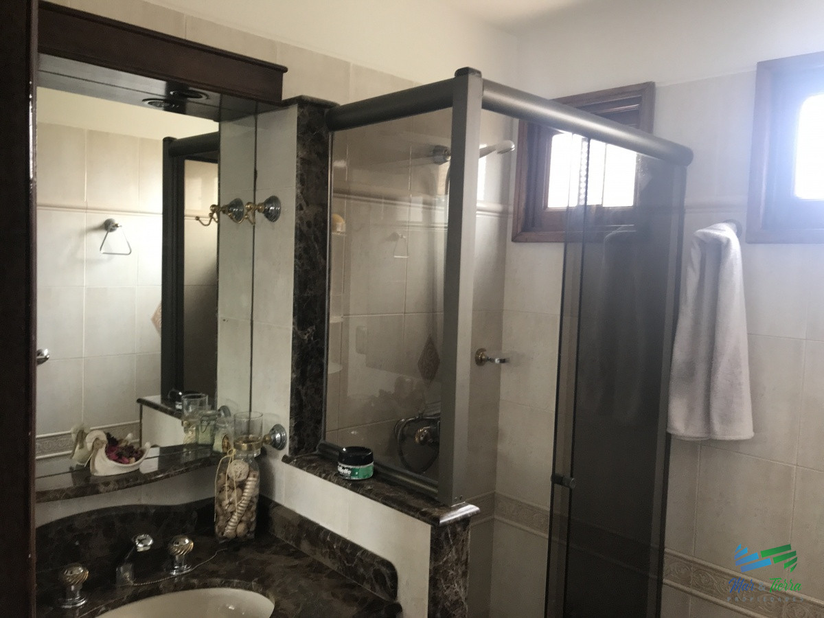 Casa ID.3137 - Estupenda esquina, vista al mar, en lote de doble con 4 dormitorios suite la mejor barbacoa de Manantiales piscina y jacuzzi exterior, 4 cuartos