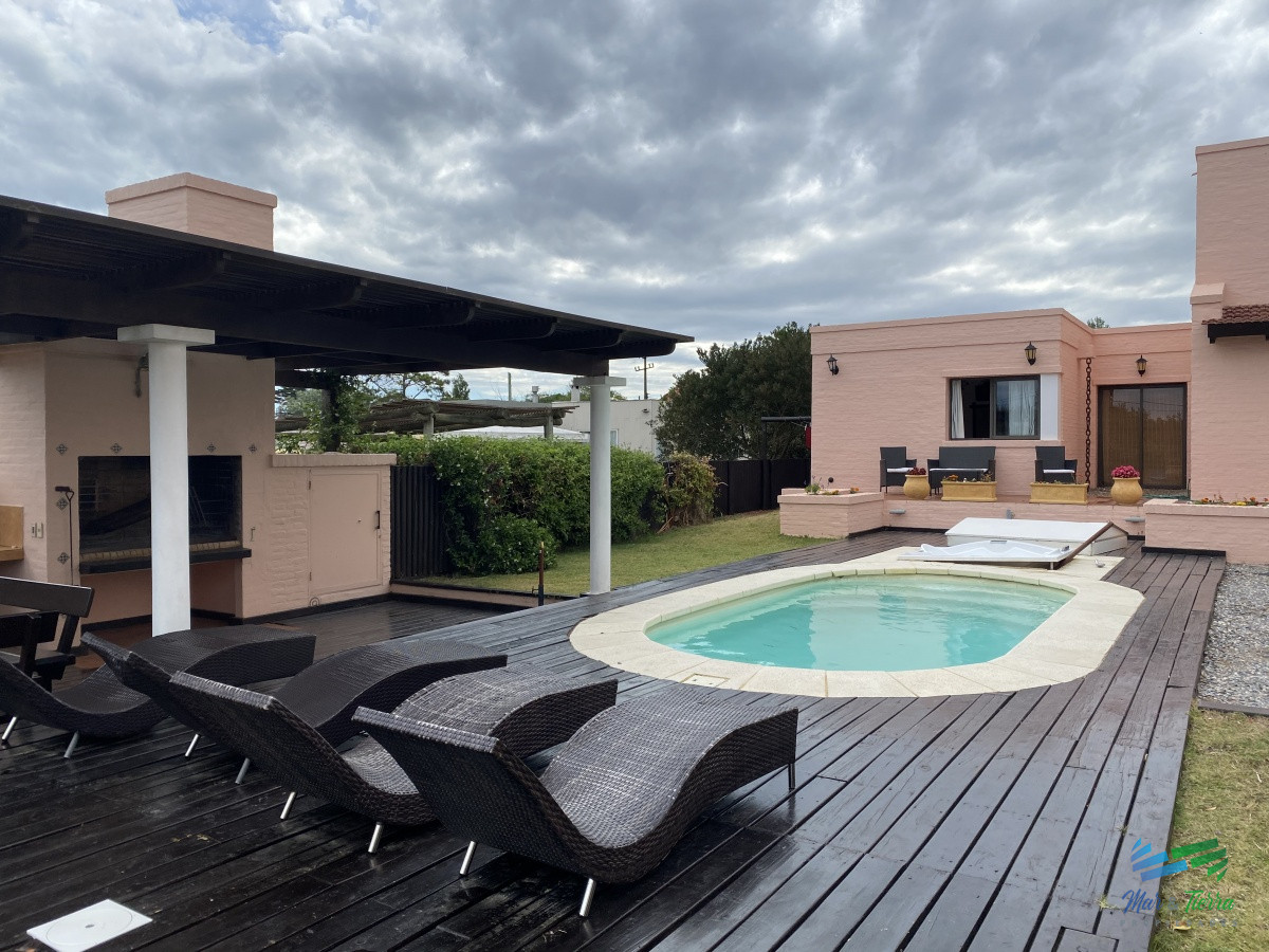 Casa ID.3137 - Estupenda esquina, vista al mar, en lote de doble con 4 dormitorios suite la mejor barbacoa de Manantiales piscina y jacuzzi exterior, 4 cuartos
