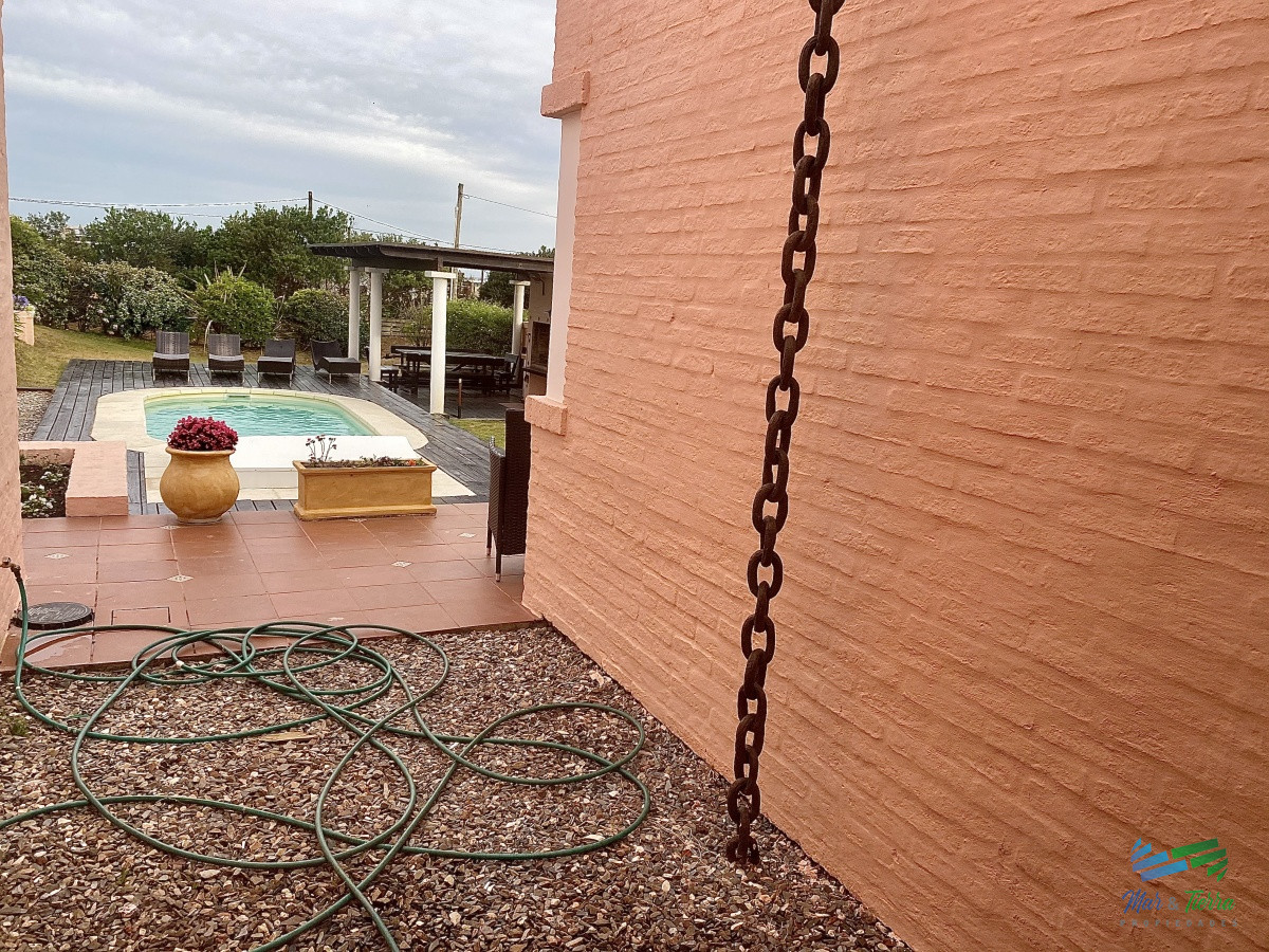 Casa ID.3137 - Estupenda esquina, vista al mar, en lote de doble con 4 dormitorios suite la mejor barbacoa de Manantiales piscina y jacuzzi exterior, 4 cuartos