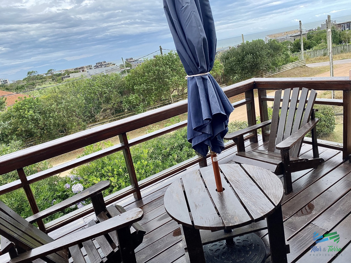 Casa ID.3137 - Estupenda esquina, vista al mar, en lote de doble con 4 dormitorios suite la mejor barbacoa de Manantiales piscina y jacuzzi exterior, 4 cuartos