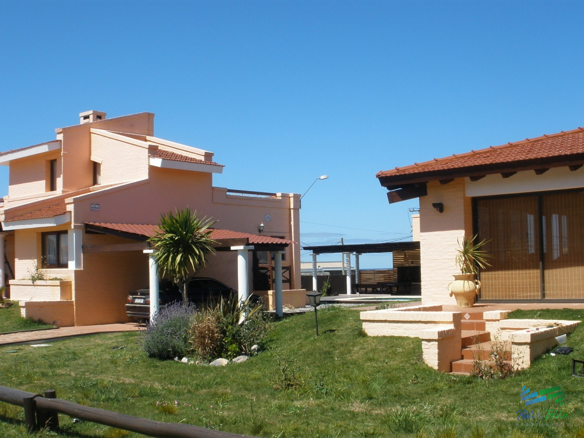 Casa ID.3137 - Estupenda esquina, vista al mar, en lote de doble con 4 dormitorios suite la mejor barbacoa de Manantiales piscina y jacuzzi exterior, 4 cuartos