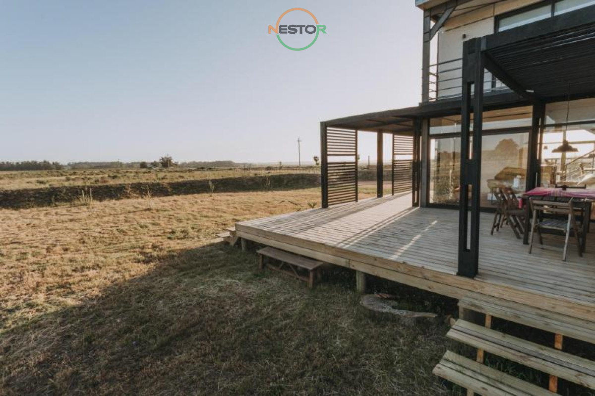 Casa ID.5262 - Entorno rural, 1800 m2 de terreno, vistas a lagos, deck , 3 cuartos, suite, para 5, venta, alquiler a 5 minutos del Centro de La Barra. Barrio Privado