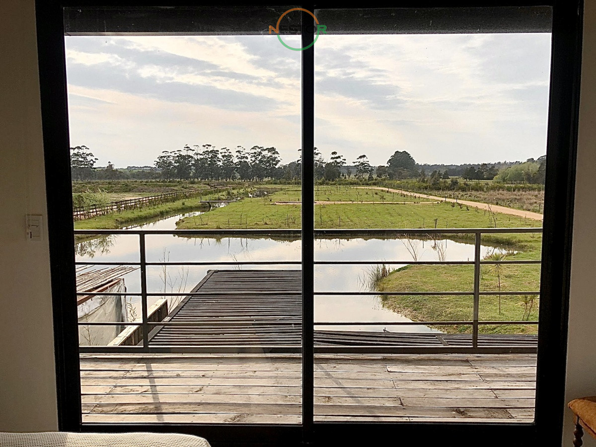 Casa ID.5262 - Entorno rural, 1800 m2 de terreno, vistas a lagos, deck , 3 cuartos, suite, para 5, venta, alquiler a 5 minutos del Centro de La Barra. Barrio Privado